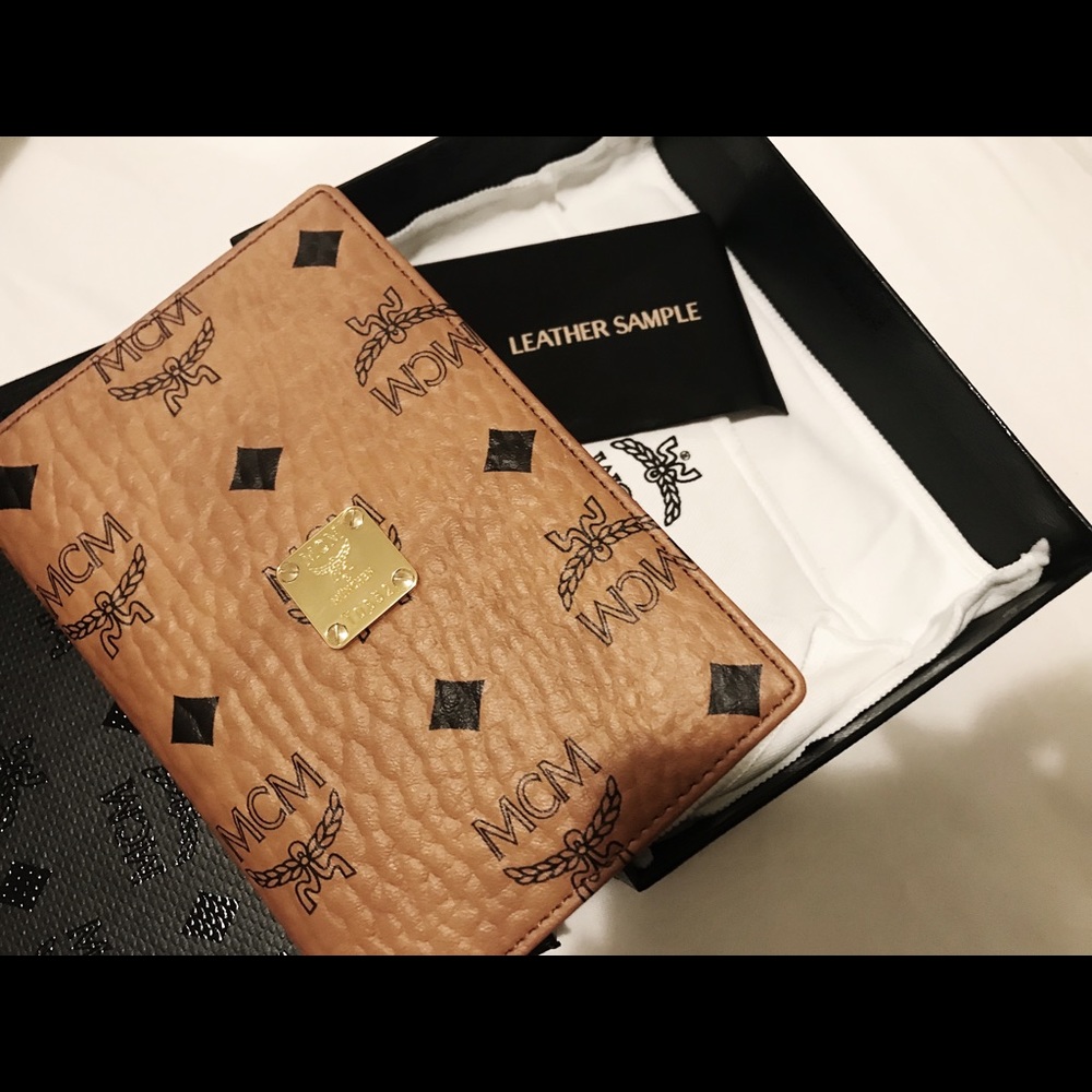 MCM PASSPORT HOLDER
